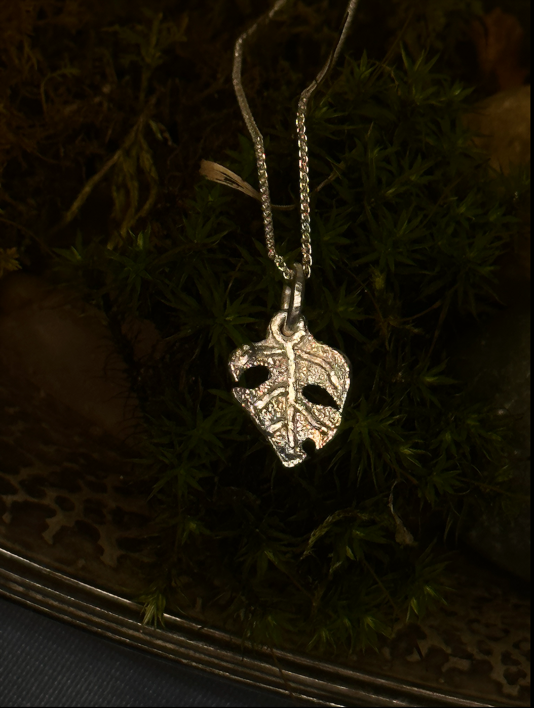 Dainty Monstera Pendant